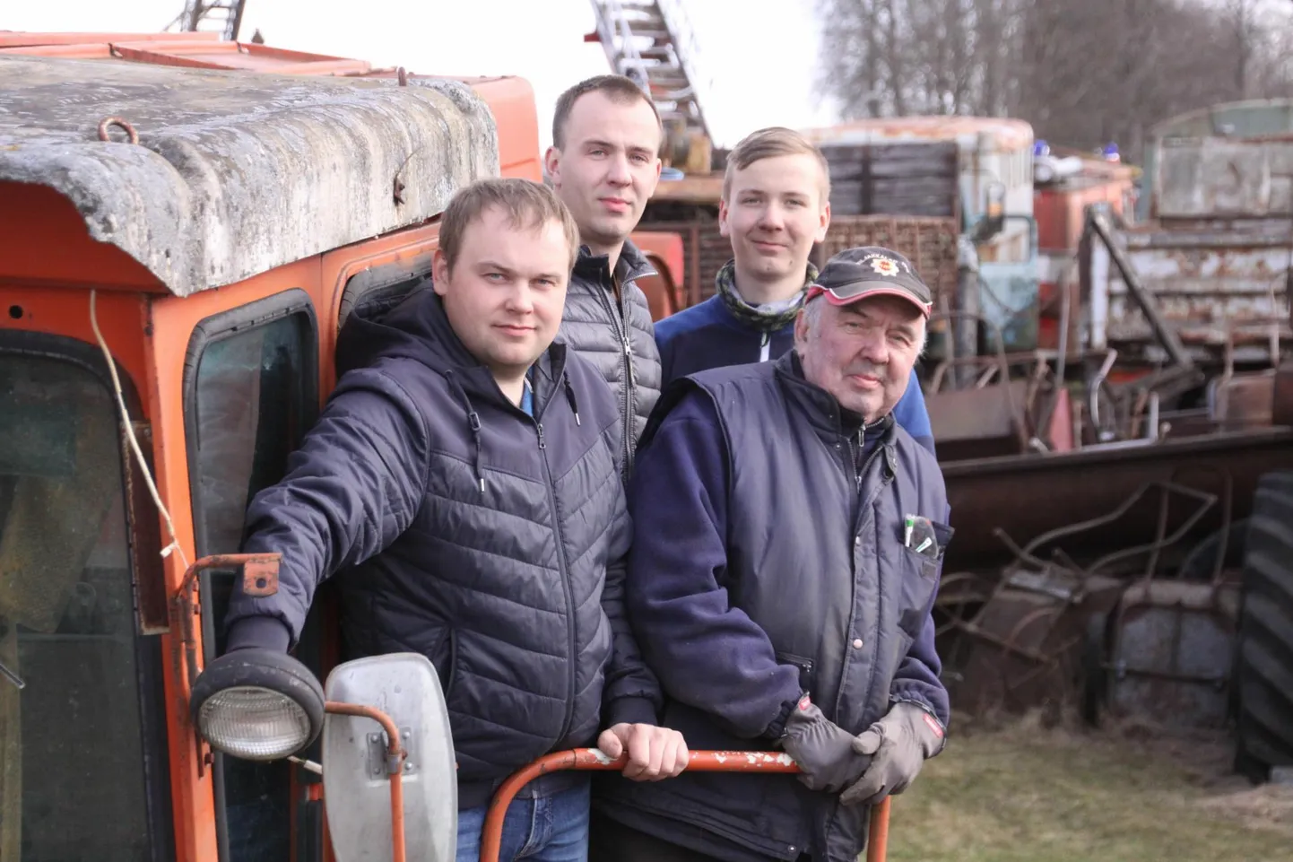 Järva-Jaani vanatehnika varjupaigas on tulnud põlvkondade vahetuse aeg. Tüüri võtsid üle Tuve Kärneri poeg Ivar (vasakult) ja vanema poja poeg Ülari. Tema vend Olari paneb koos vanaisaga käed külge abitöödel.