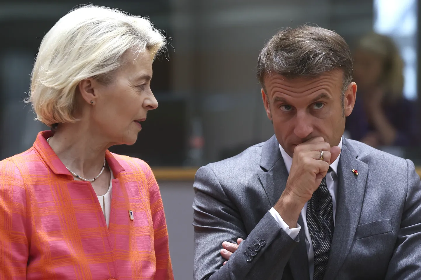 Prantsusmaa president Emmanuel Macron, paremal, vestleb Euroopa komisjoni president Ursula von der Leyeniga. Prantsusmaa eelarvepuudujääk oli 5,5%