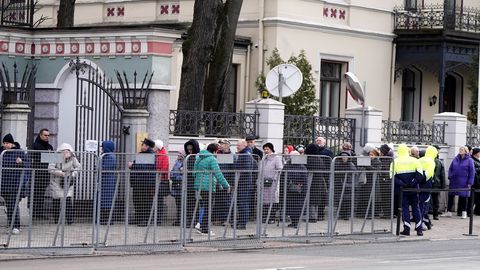 No trešdienas likumsargi pārbaudīs Krievijas vēstniecības Rīgā apmeklētāju dokumentus