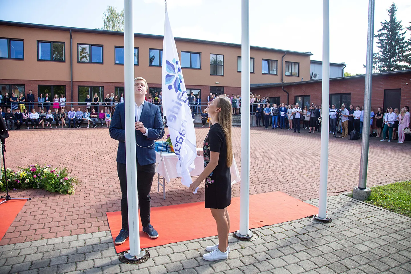 Paide gümnaasium alustas õppetööd möödunud aasta 1. septembril Järvamaa kutsehariduskeskuse Paide õppekohas. Millal kool Posti tänavas oma majja pääseb, pole veel teada, sest ehitustööd seisavad alles ees.