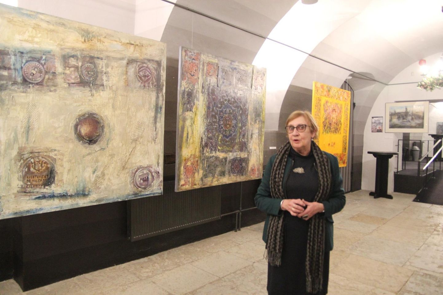Mari Roosvalti näitus “Lavastus” haarab jõuliste värvide ja kujunditega.
