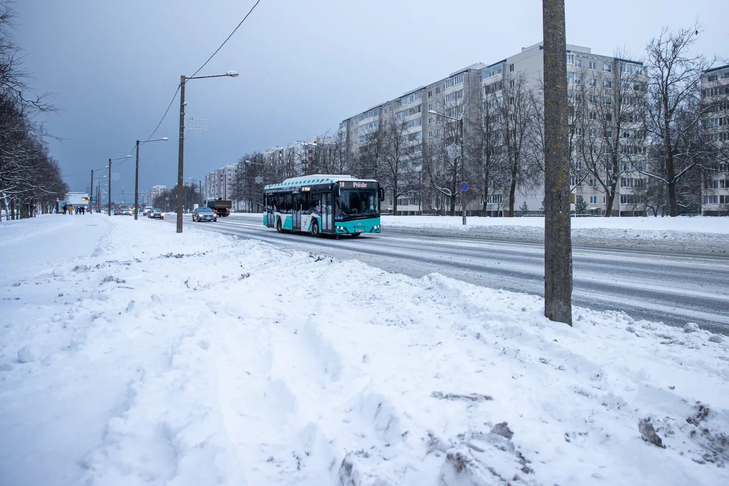 Автобус на зимней дороге. Снимок иллюстративный.
