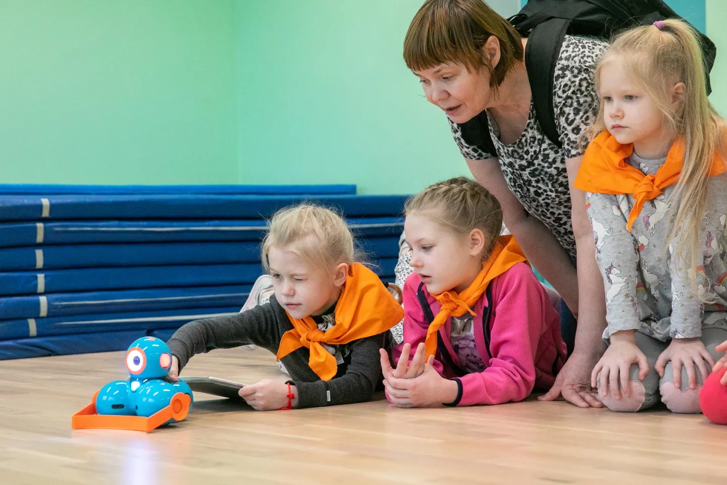“Issand jumal, see ei lähe ju,” ütles robotijuht. Peagi leidsid tüdruk ja robot siiski ühise keele.