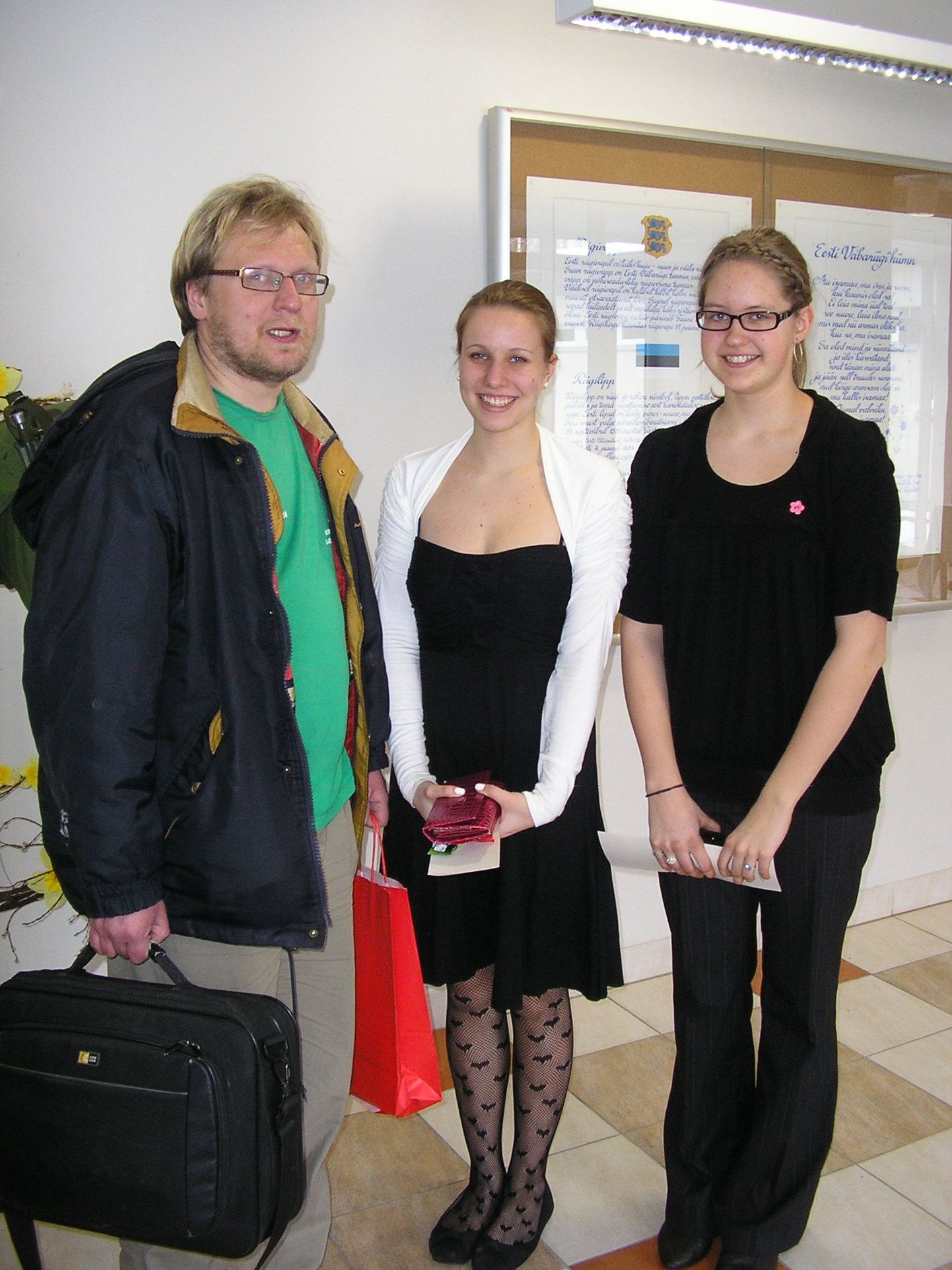 Pärnu Kuninga kooli õpilased ja luuletaja Contra "Keeletegu 2010" auhinna üleandmisel Vastseliina gümnaasiumis.