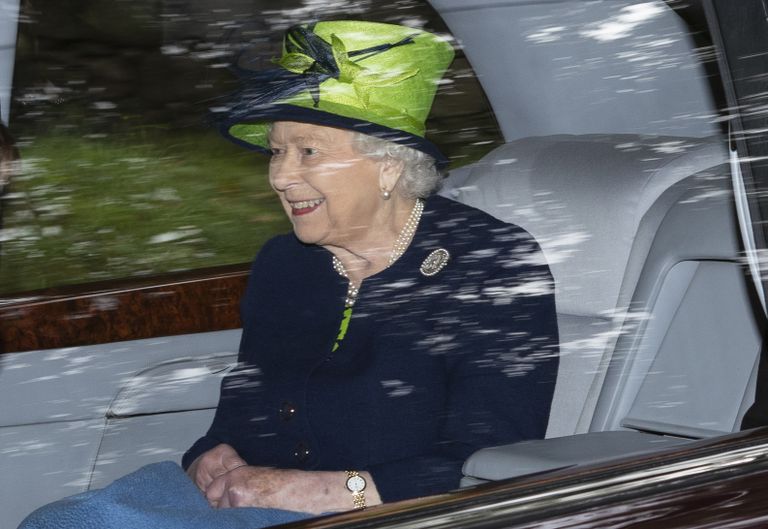 Kuninganna Elizabeth II hoiab autosõitudel sooja villest pleedi süles.