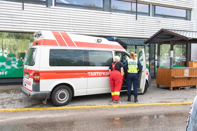 Lõhkenud veetoru ja elektrijuhtmestikku tunginud vee tõttu sõitsid Männimäe Selveri ette mitu Viljandimaa päästeautot, kiirabi ning politsei.