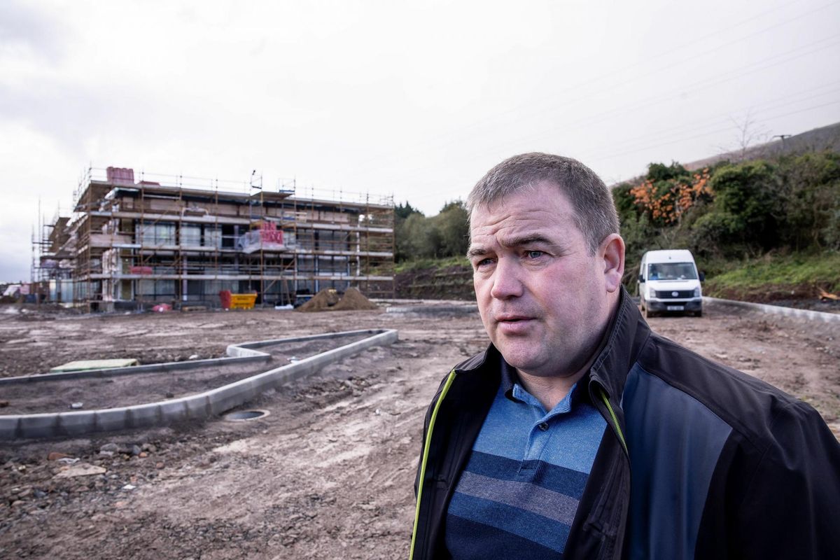 Руководитель проекта межобщинного дома Шеймус Корр убежден, что забор, разделяющий ирландцев и британцев в Белфасте, однажды может быть полностью снесен.