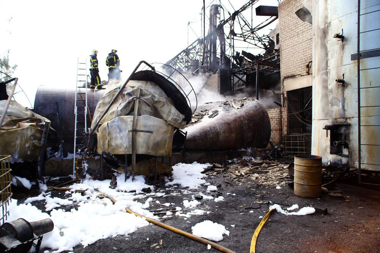 Antsla söödatehases süttisid õlimahutid. 
Tänavu 1. septembril oli põleng Antsla tehases, kus valmistati toiduõli jääkidest loomasööta. Häirekeskus sai kell 11.04 teate, et Antslas Tööstuse tänaval asuva tehase platsil on tulekahju. Päästjad selgitasid välja, et ümberpumpamise käigus oli tekkinud leke ning süttinud umbes 10 tonni maha voolanud õli. Tulekahjus kuumenesid õlimahutid ning paar mahutit lõhkes plahvatusega. Tuli levis läheduses olevasse tööstushoonesse ning õlimahutitele. Lõplikult piirati tule levik umbes poolteist tundi pärast päästetööde algust vahuga. Inimesed õnnetuses viga ei saanud.
