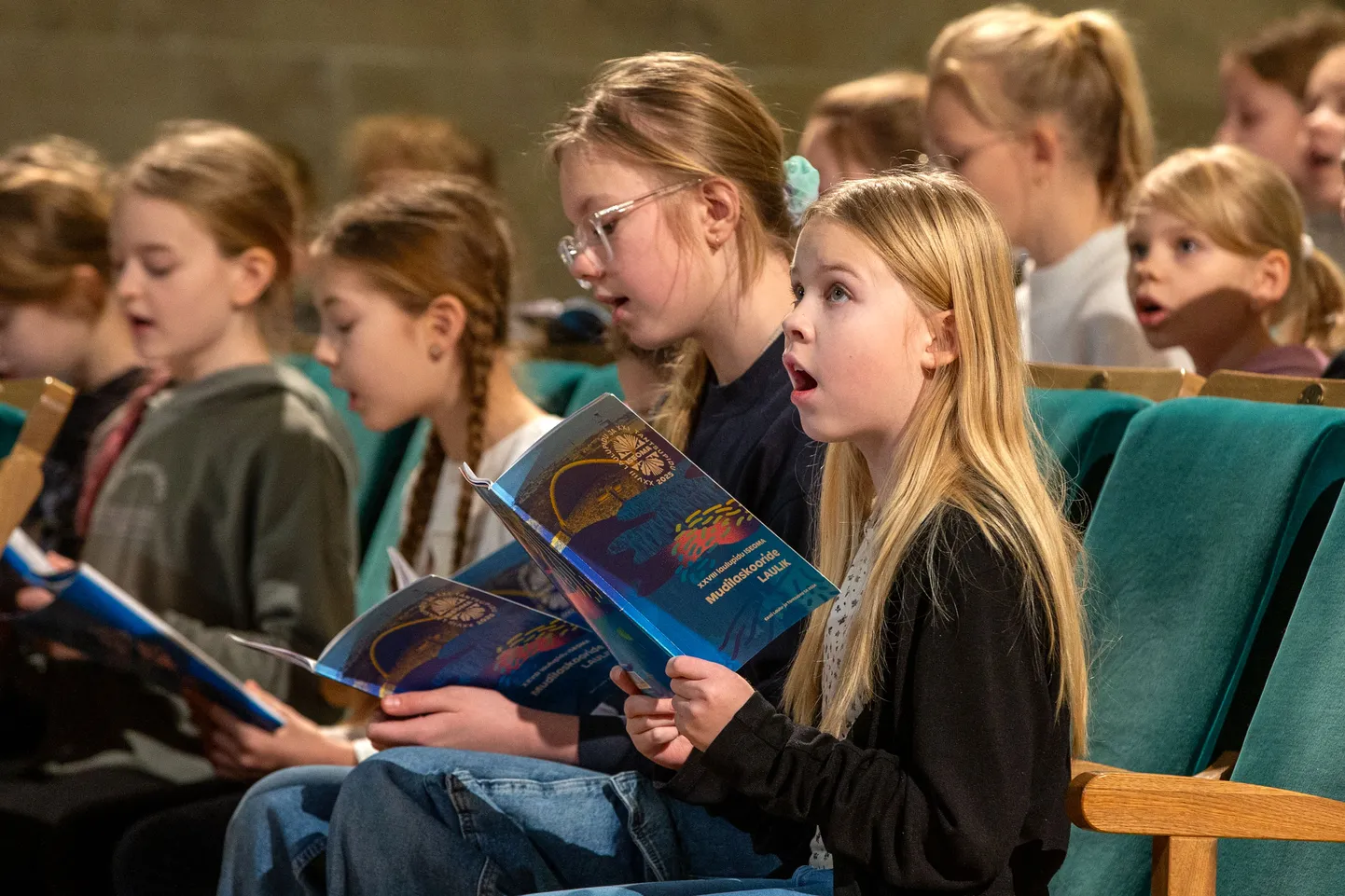 Laulupeo esimesed eelproovid algasid jaanuaris ja kõigepealt näitasid oma oskusi mudilaskoorid. Neljapäeval tegi kunstiline toimkond lõpliku otsuse, kes on laulukaare alla oodatud. Mudilaskoore sõidab Ida-Virumaalt Tallinna kümme.