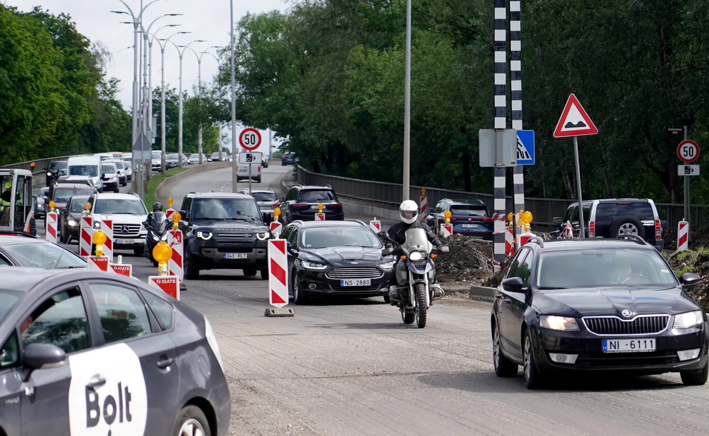 Automašīnu sastrēgums uz Kalnciema tilta būvdarbu laikā Lielirbes ielā.
