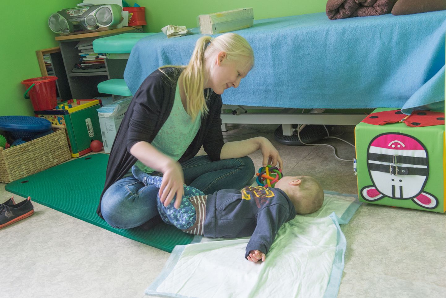 Füsioteraapia tudengi Caroly Kaljumäe ja kaheaastase Miśa võimlemistund.