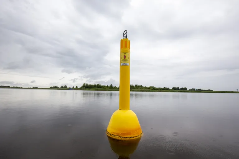 Kuulja lahes jookseb piir Eesti ja Venemaa vahel. Pildil on meie piirivalve seatud poi, eemal on idanaabri maa.