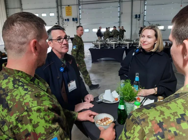 David Kaplan ja tema abikaasa Inga, nagu kõik teisedki delegatsiooni kuulunud külalised, kasutasid võimalust rääkida näost näkku Scoutspataljoni võitlejatega.