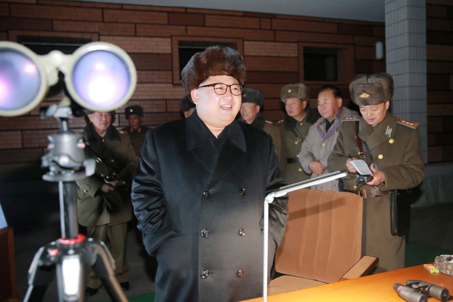 Põhja-Korea liider Kim Jong-un raketikatsetust jälgimas.
