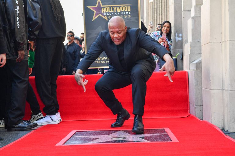 Рэпер Dr. Dre со своей звездой на Аллее славы.