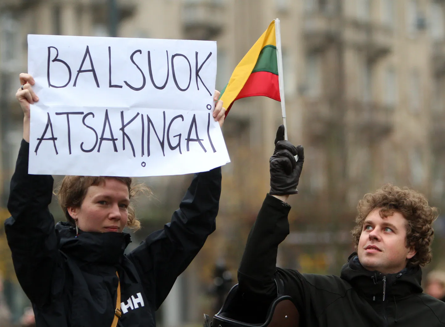 Leedulased valimisrikkumiste vastu meelt avaldamas.