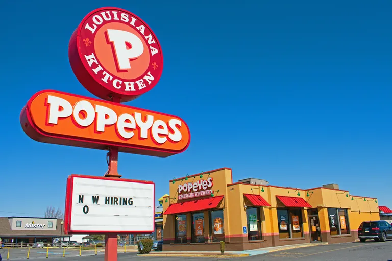 Popeyes avati esmakordselt New Orleansis 1972. aastal. 2021. aastaks olid nad avanud üle 3700 restorani maailmas.
