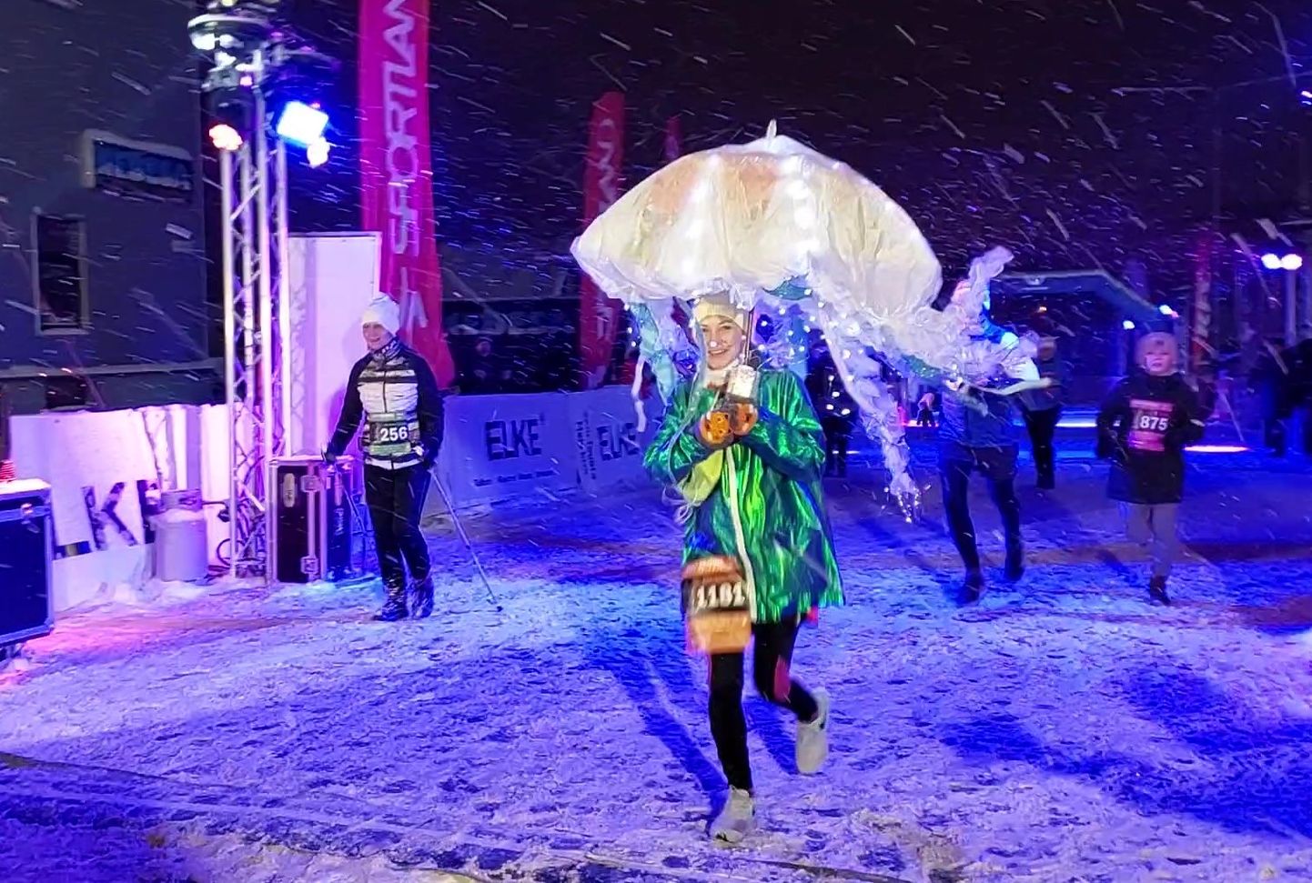 Tallinna kunstnik Jelena Nova-Ginzburg läbis talvise ja õhtuses Narvas kogu 5 km pikkuse ringi päikesevari käes.
