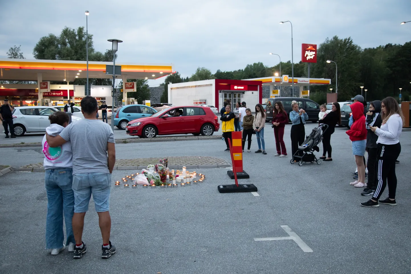 Inimesed leinamas Rootsis Botkyrkas 12-aastast tüdrukut, kes hukkus tulistamises.