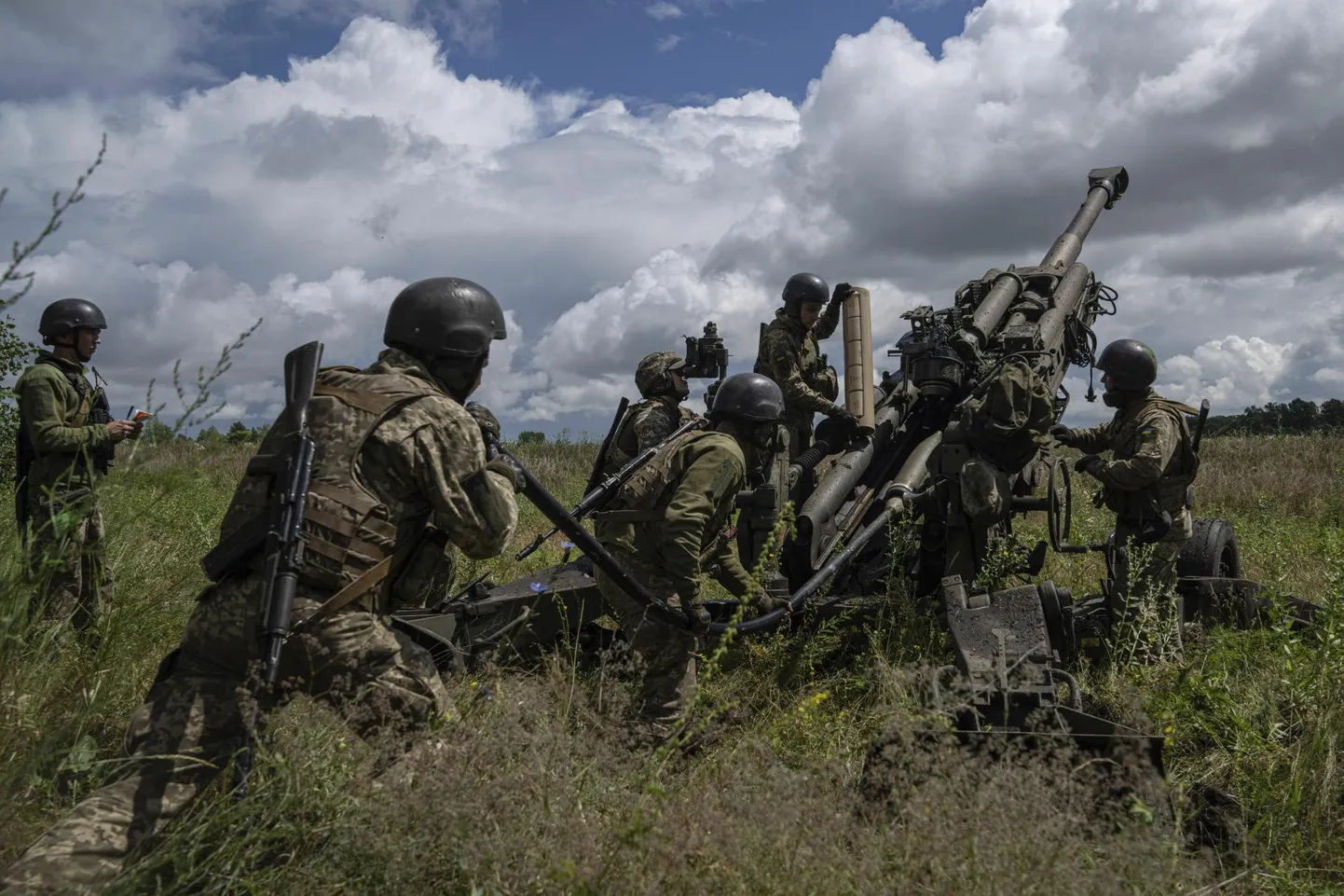 Ukraina sõdurid valmistumas tulistama suurtükist Vene positsiooni. 