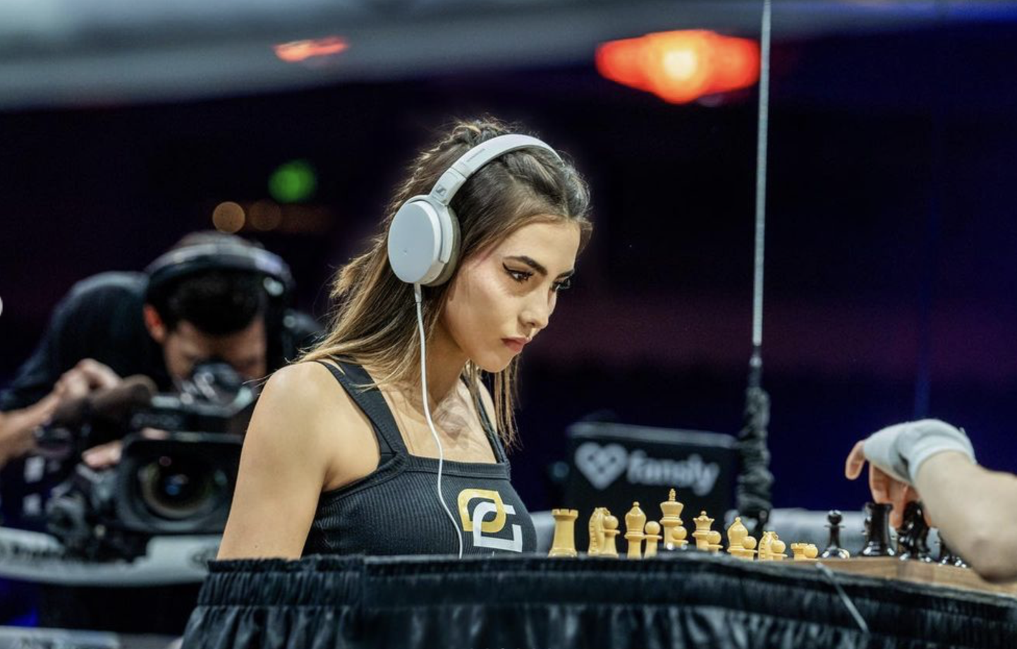 20-aastane maletajast juutuuber Andrea Botez oli Los Angeleses toimunud malepoksi võistluse üheks tõmbenumbriks. Kuigi poksiringis oli Botez parem, siis malelaual tuli tal tunnistada venelanna Dina Belenkaja paremust.