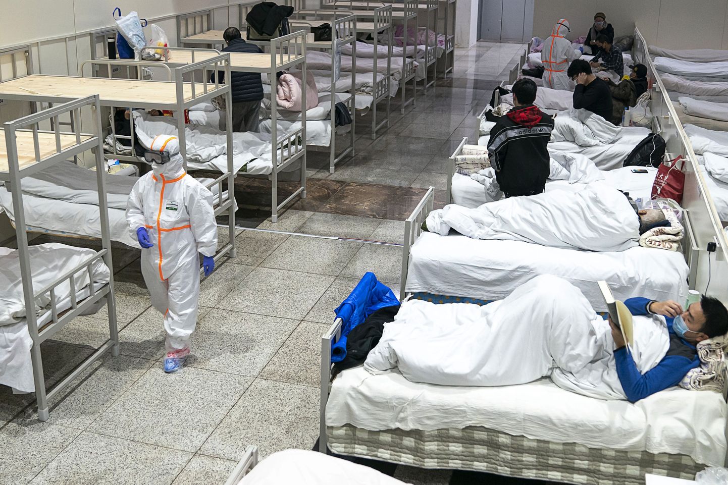 Jaunā koronavīrusa pacienti Ķīnas slimnīcā.