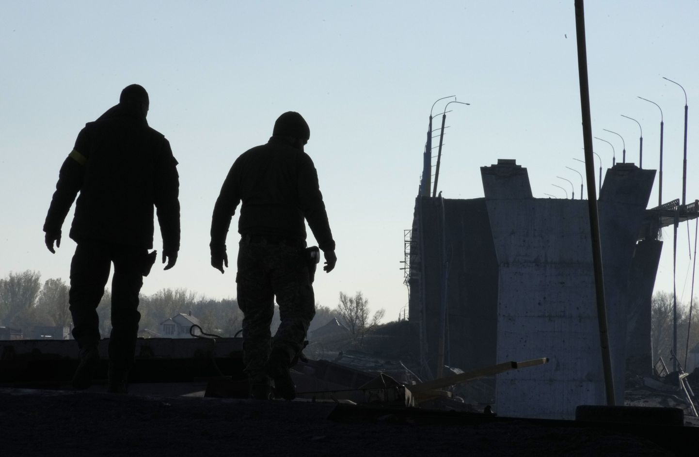 Ukraina sõdurid Hersoni oblastis Dnipro jõe ääres. Taamal on näha katkipommitatud Antonovski silda