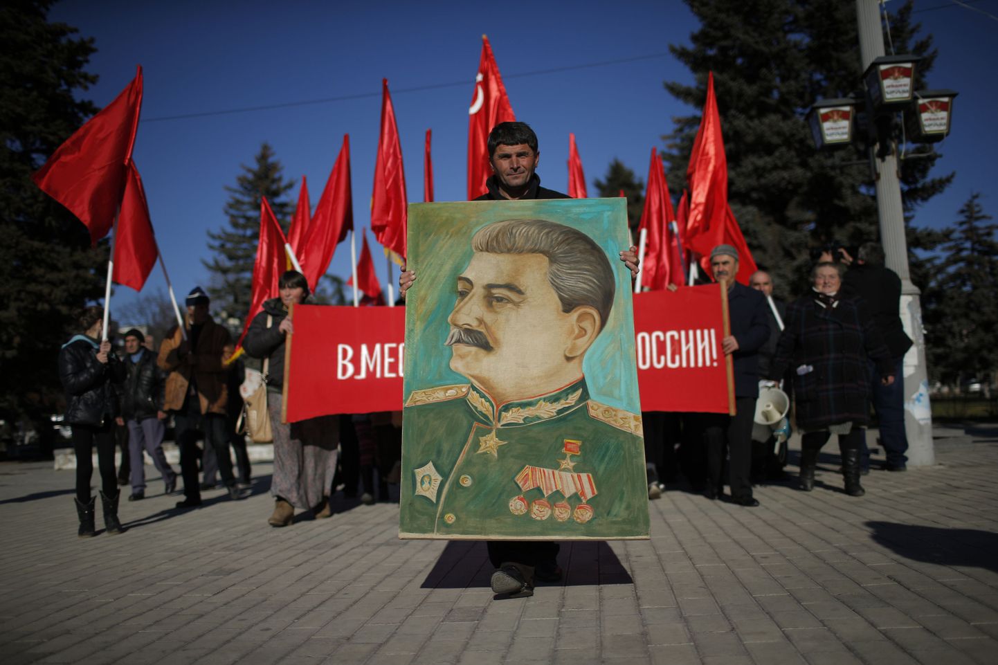 Jossif Stalini pildiga demonstrandid tähistasid 21. detsembril Gruusias Stalini sünnilinnas Goris mehe sünniaastapäeva.