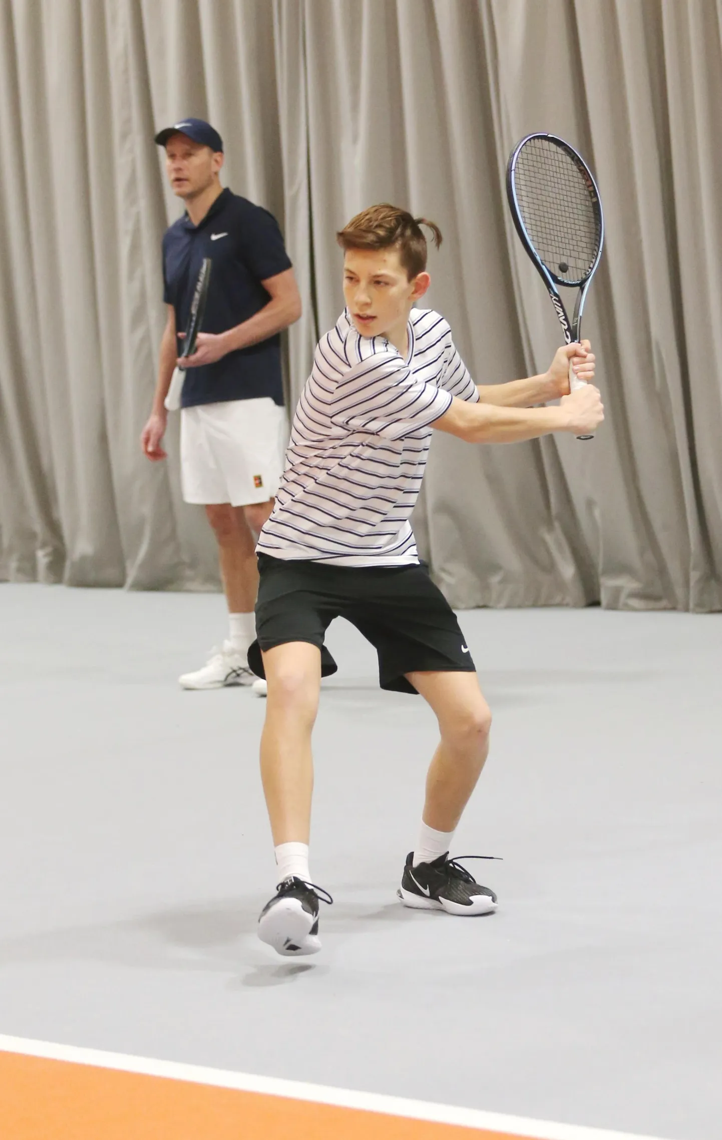 Eesti parimas tennisekoolis, MK tennisekoolis alustas eile õhtul kella poole viie paiku treeningut Sten Hiiesalu, keda veidi eemalt jälgis treener Martin Karis.