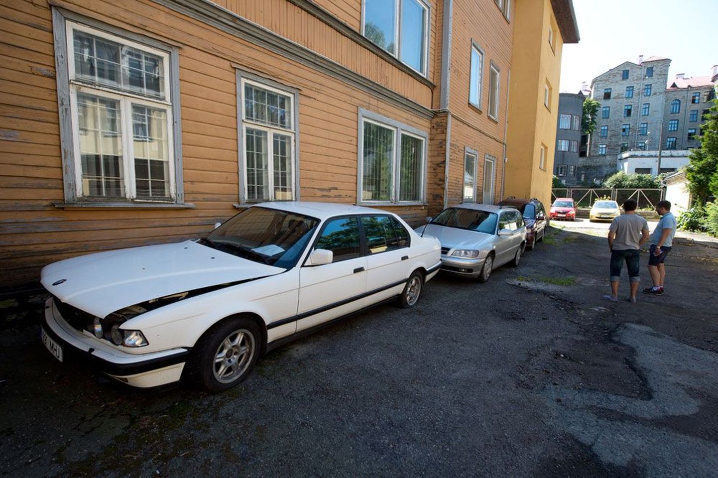 Tallinna kesklinnas Harju maavalitsuse hoovil seisvad kolm liiklushuligaanidelt konfiskeeritud autot ootavad uusi omanikke.