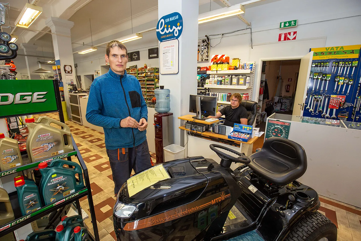 Müügis oleva hüdrotarvete kaupluse müüjad Allan Jasson (vasakul) ja Riivo Jürma ei muretse selle pärast, et äri võib ühel hetkel uue omaniku kätte minna.