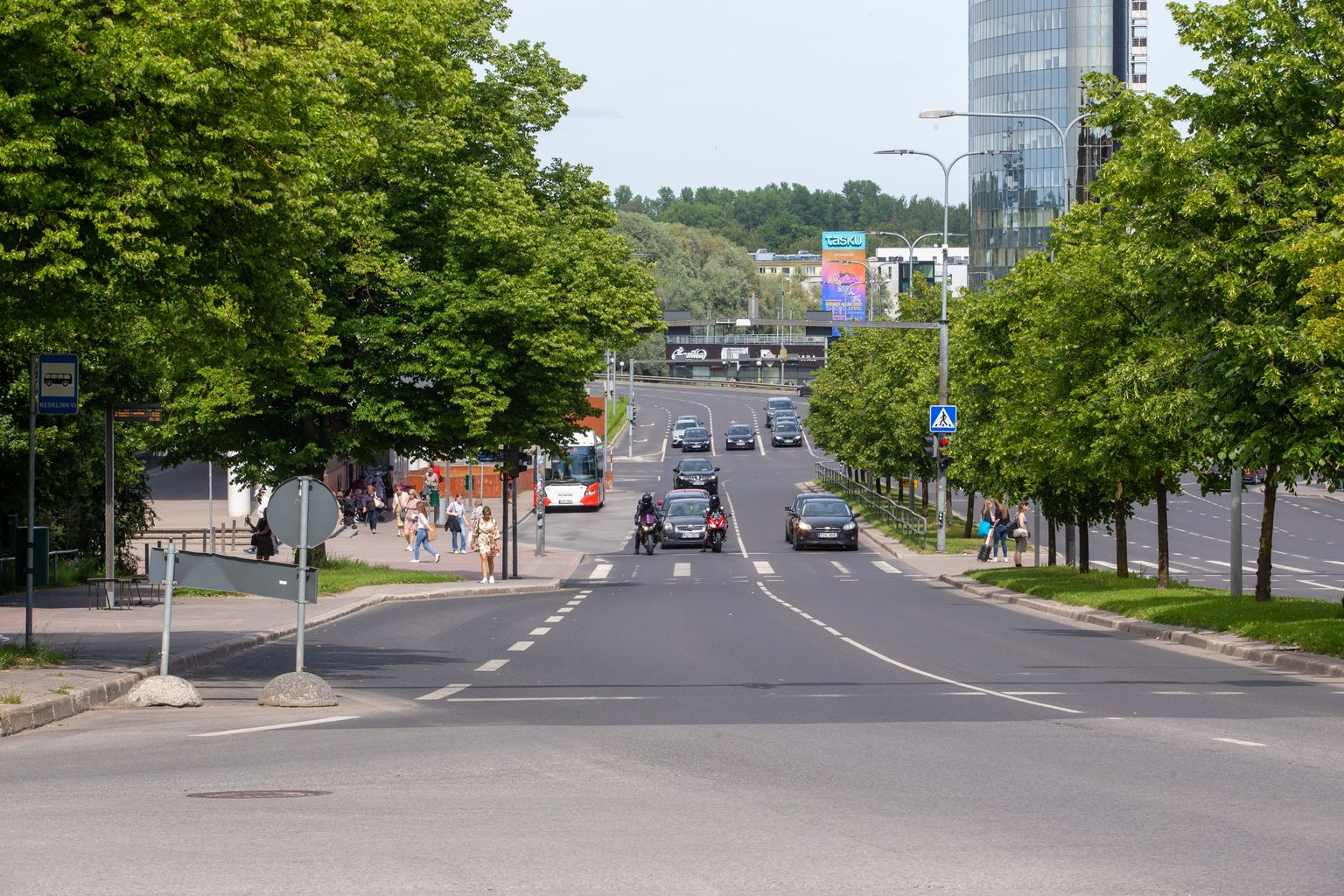 Mööda Riia tänavat kulgeb reedel kell 18 ühissõit, et toetada autovabadust.