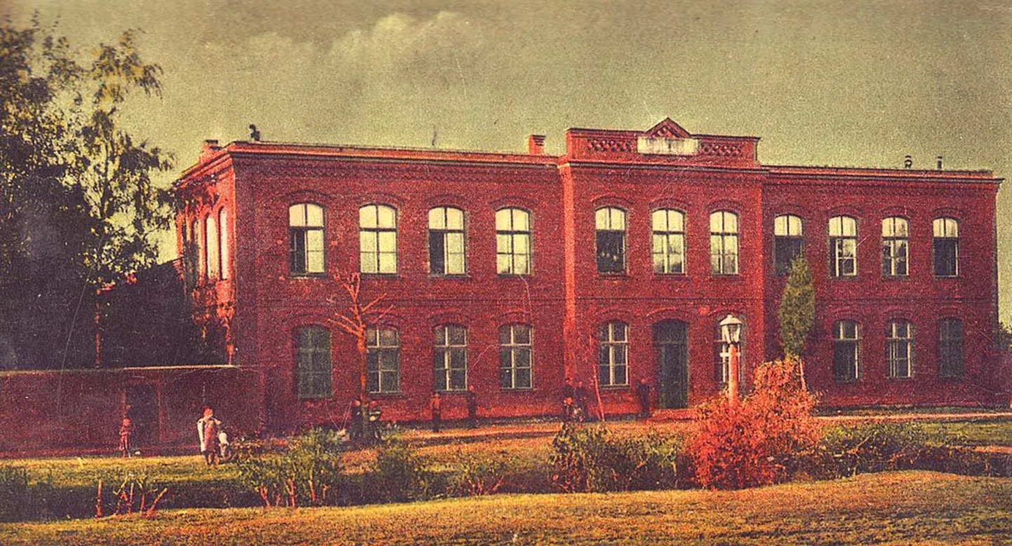 Pärnu kalanduskoolile pandi alus eriklassiga, mis kuulus Pärnu kaubanduskooli koosseisu. Avaaktusel 1929 oli kaks õpilast ja kümme vabakuulajat.