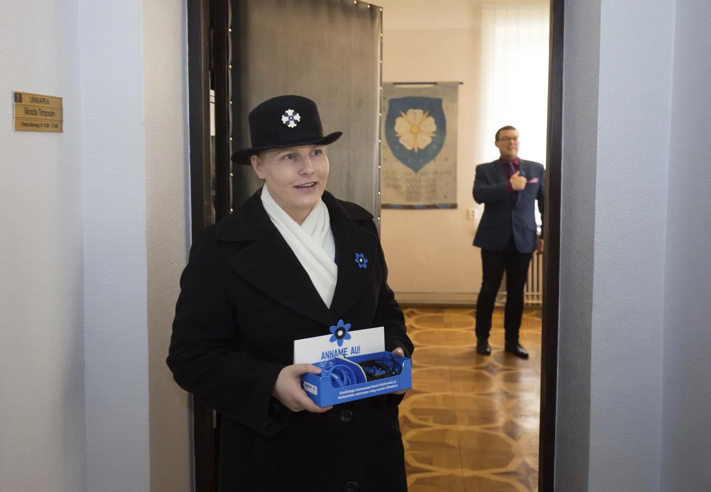 Naiskodukaitse Sakala ringkonna esinaine Jane Koitlepp väljub linnapea Madis Timpsoni kabinetist. Meer sai seekord Viljandis esimesena sinilille rinda.