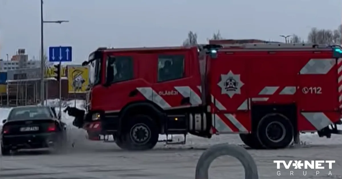 VIDEO Jelgavā saduras VUGD mašīna un vieglais auto