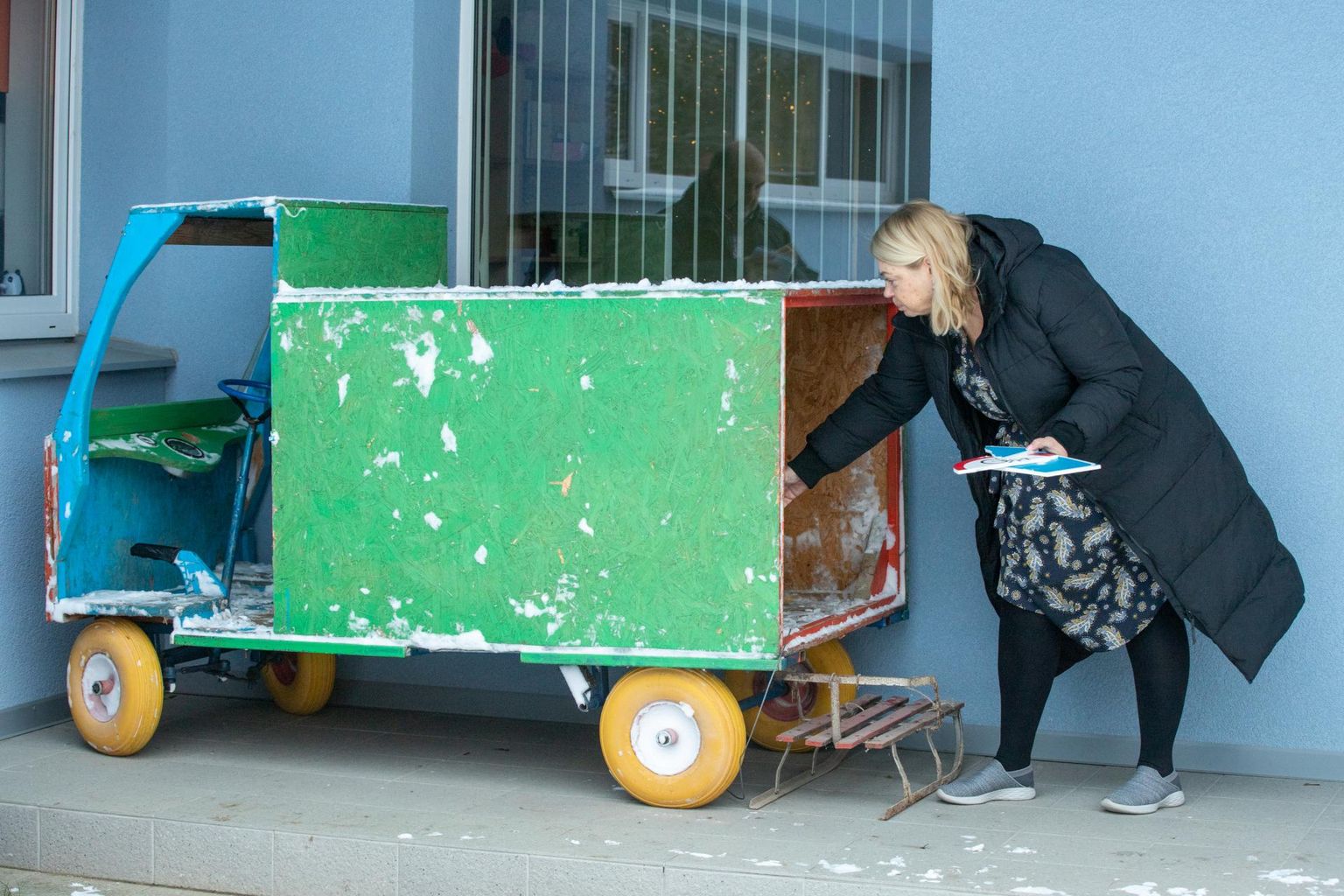 Директор детского сада Сийви Эббер расстроена: стекло и двери грузовичка разбиты, дорожные знаки сломаны.