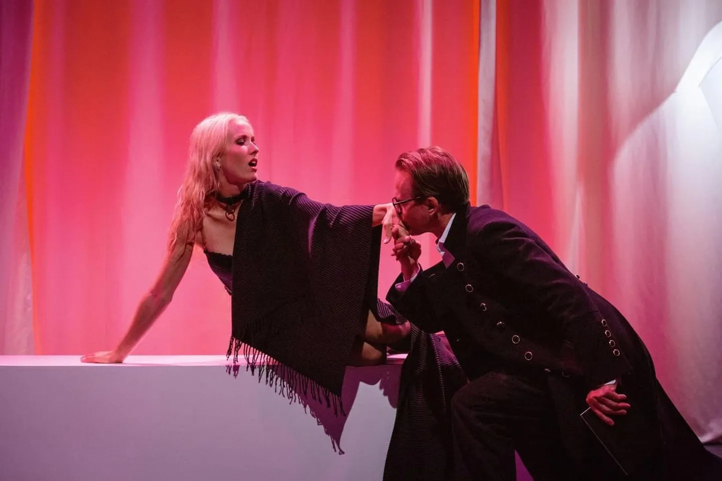 Saara Pius ja Alo Kõrve teater Nuutrumi lavastuses «Venus karusnahas»