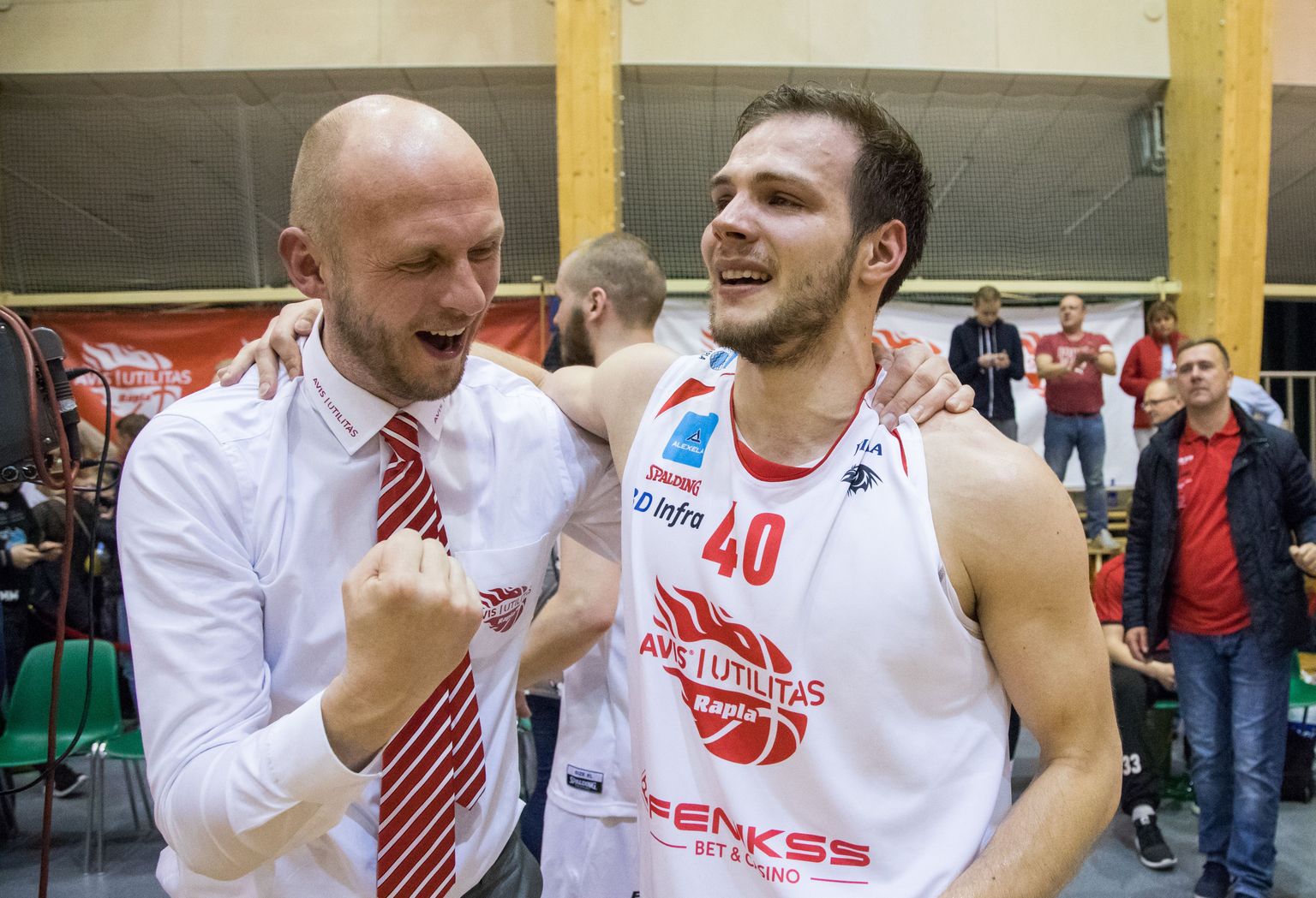 Rapla mänedžer Jaak Karp ning mängija Martin Paasoja, kes pidi end pärast ajaloolist kohtumist pikalt koguma. Finaalikoha lunastamine võttis täismehel silma märjaks ja tegi hinge härdaks!