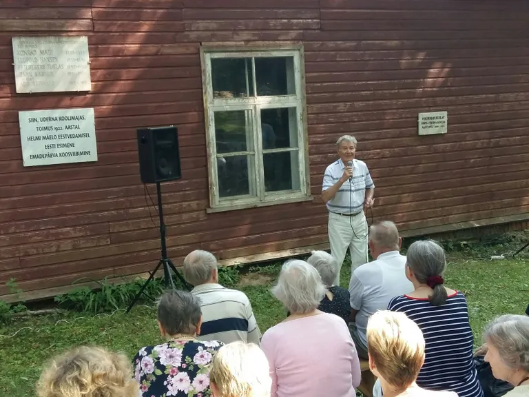 Voldemar Kuslap andis Uderna koolimaja parki kogunenud vilistlastele kontserdi.
