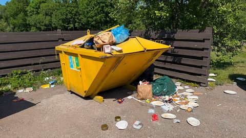 FOTOD ⟩ PÜHAD TULID JÄLLE OOTAMATULT? Konteinerite ümbrus uppus prügisse