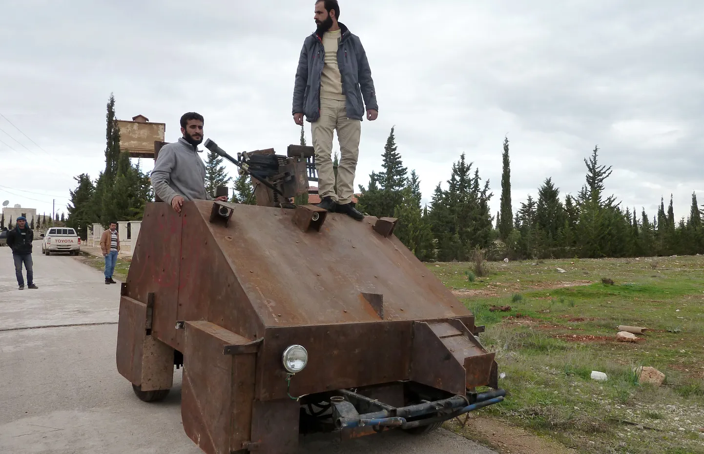 Süüria mässuliste käsitööna valminud soomusauto.