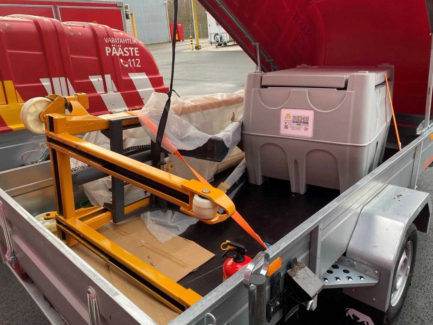 Päästeamet andis vabatahtlikele päästekomandodele haagiseid ja kütuse transportmahuteid, mis aitavad suurendada päästevõrgustiku kriisivalmidust.