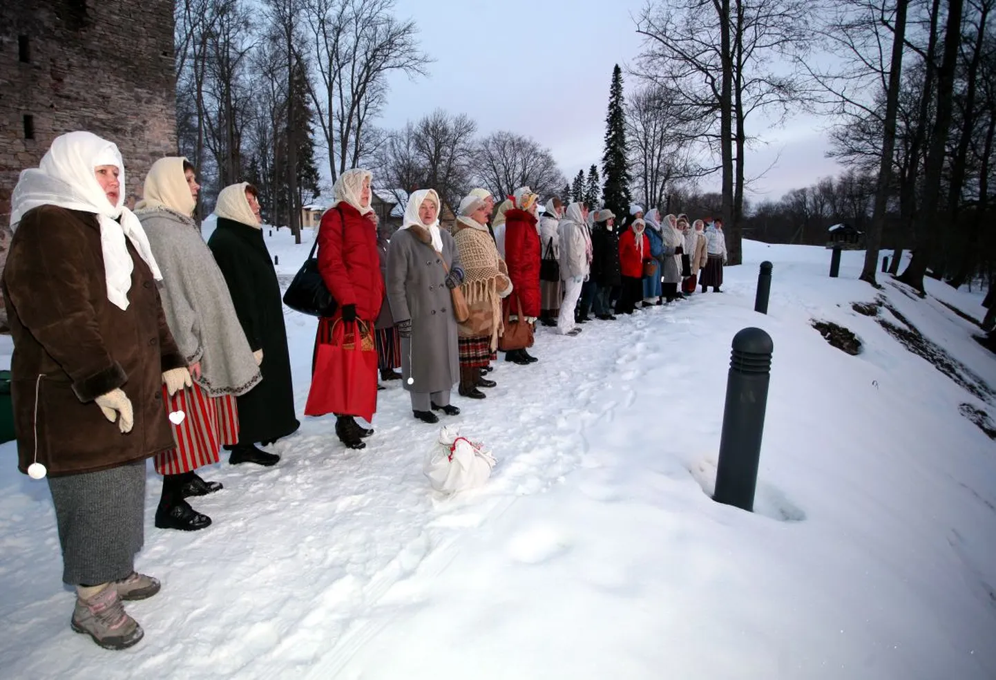 Naised 2010. aasta maarjapäeva tähistamas