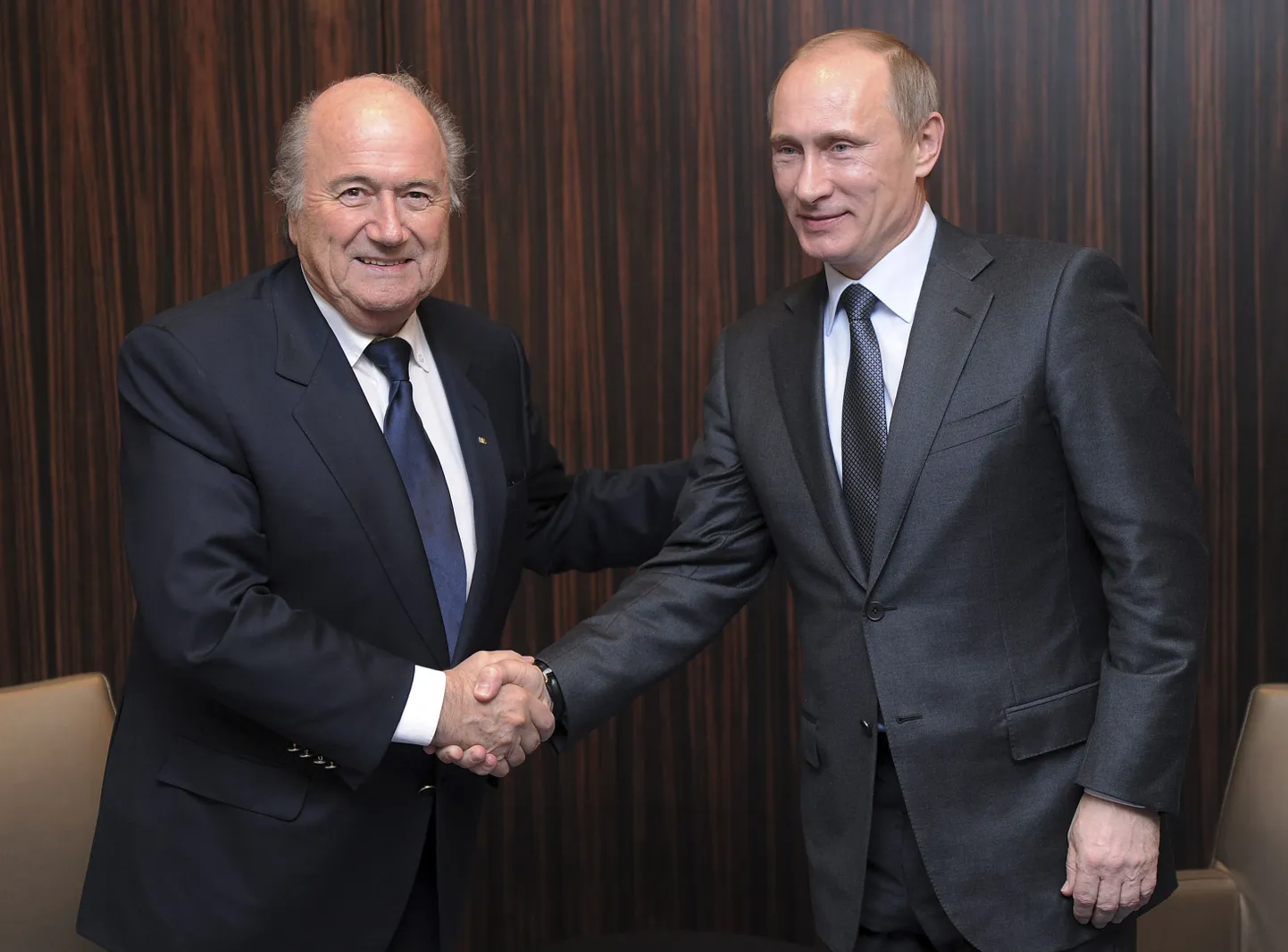 Võidukas käepigistus: FIFA president Sepp Blatter (vasakul) ja Venemaa peaminister Vladimir Putin.