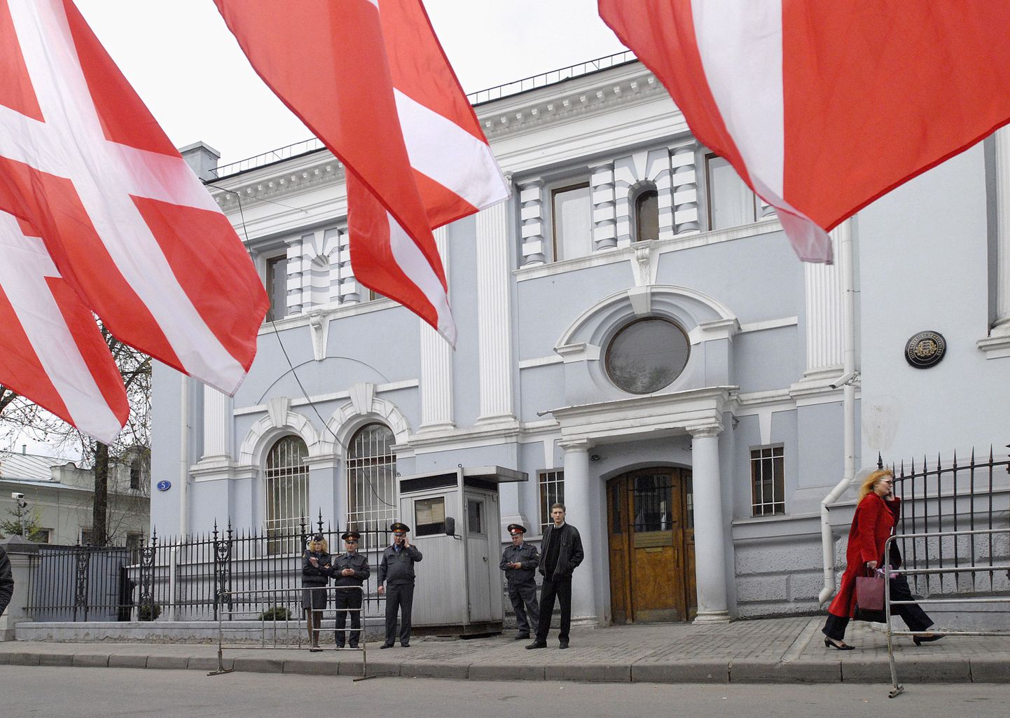 Eesti saatkond 2007. aasta 27. aprilli našistide piiramisrõngas. Foto on illustratiivne.