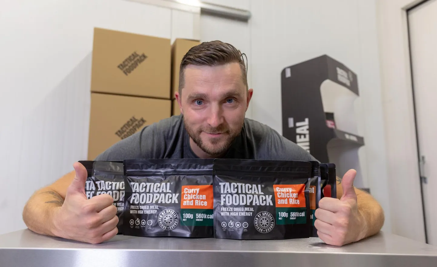 Tactical Solution OÜ tegevjuht Sverre Puustusmaa ja taktikalised toidupakid.
