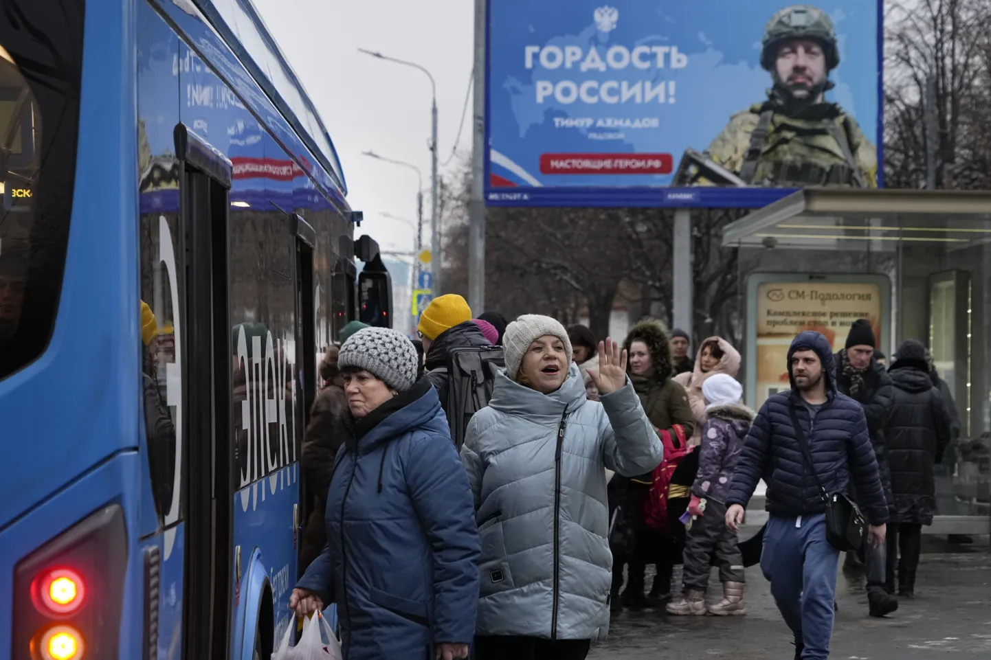 Reklaamtahvlil Moskvas on kujutatud Ukrainas sõdivat sõdurit koos kirjaga «Venemaa uhkus».