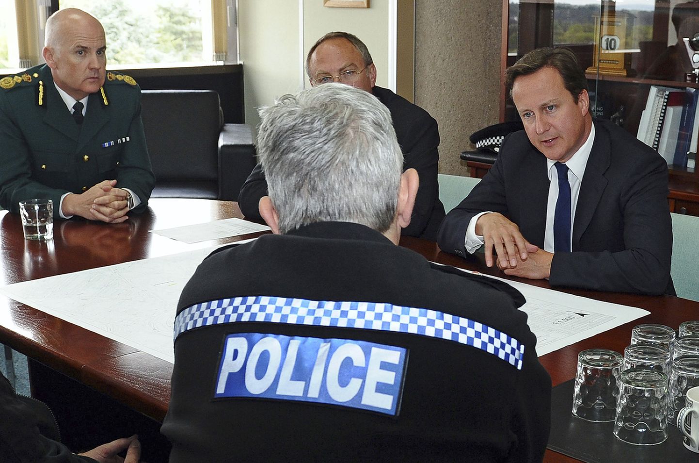 Briti peaminister David Cameron politseijuhtidega kohtumas