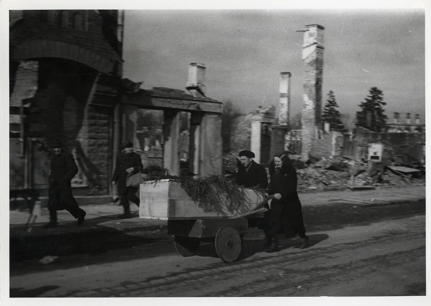 Märtsipommitamise tagajärjed Tallinnas: matusevanker Pärnu maanteel purustatud hoonete varemete taustal 14. märtsil 1944.