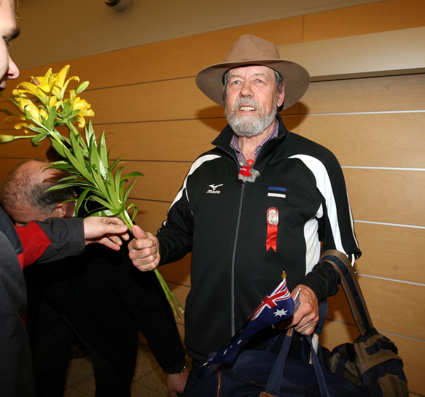 Foto 2006. aastast, mil Uno Palu saabus Austraaliast Melbourne'i olümpiamängude 50 aasta möödumisele pühendatud juubelipidustustelt.